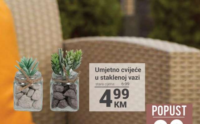 Umjetno cvijeće u staklenoj vazi
